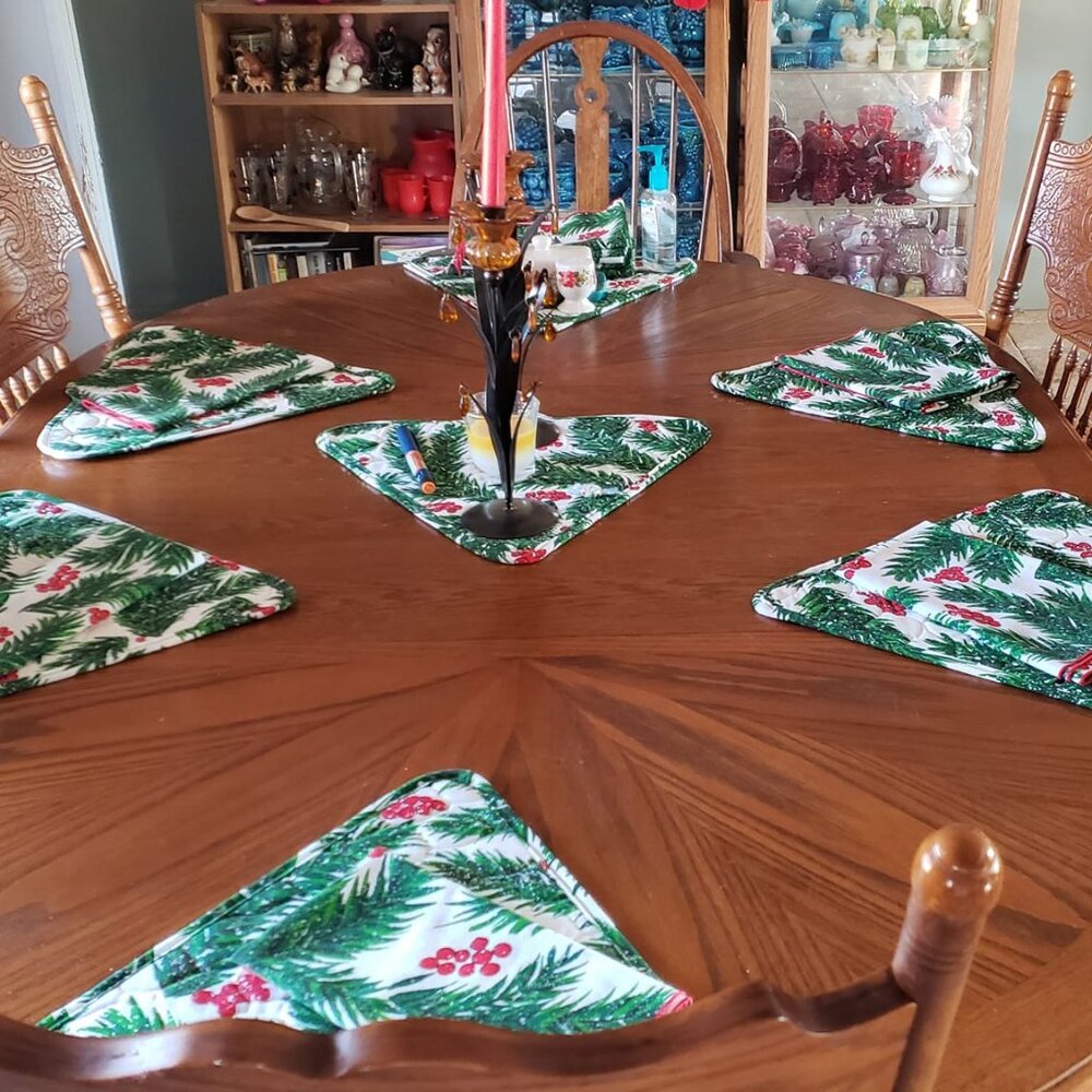 8 napkins Plus 8 Placemats + 2 Table Runners and some extra Pieces